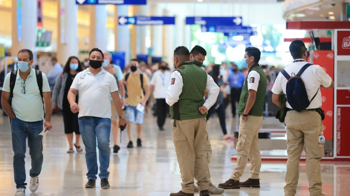 Denuncia turista a Migración en el Aeropuerto Internacional de Cancún: cobraba 4 mil dólares por entrar a México