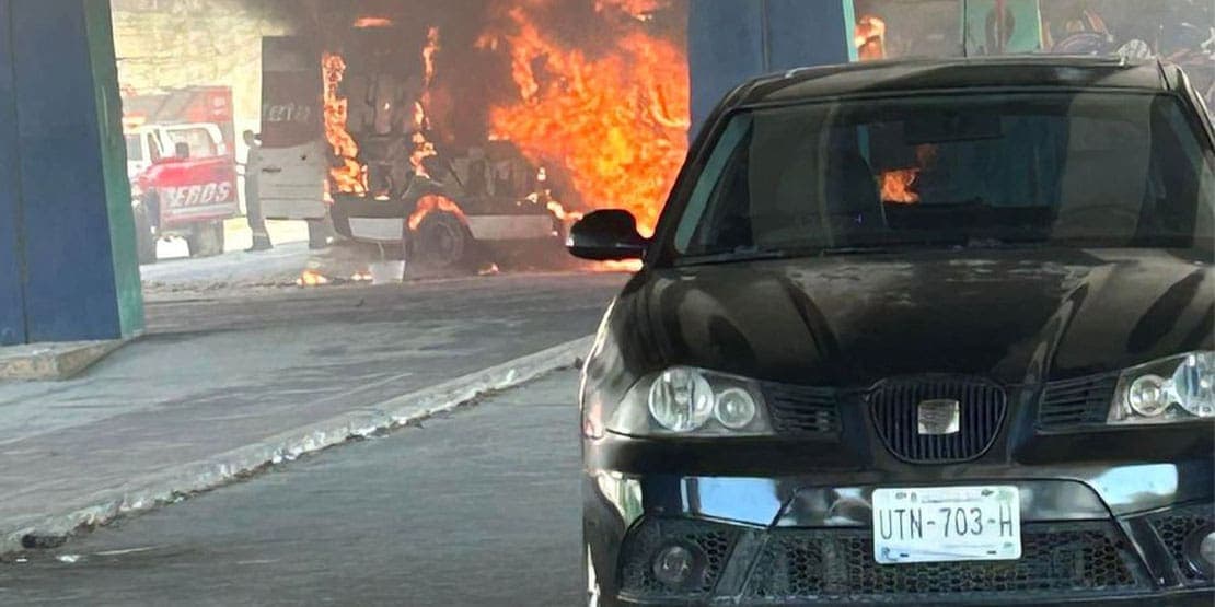 Se incendia camioneta de mensajería debajo del puente del Bulevar Playa del Carmen