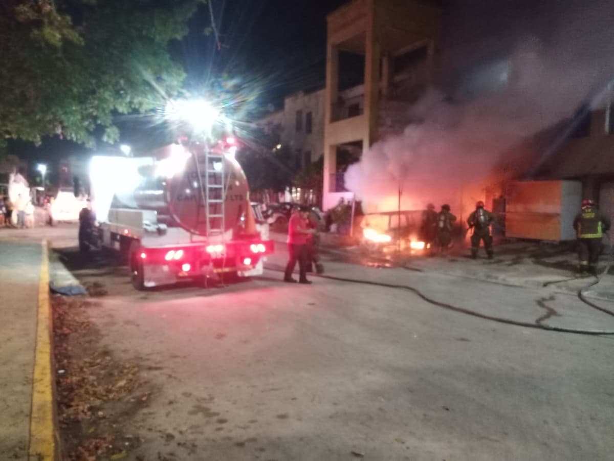 Incendio consume camioneta y 16 medidores de la CFE, en Cancún