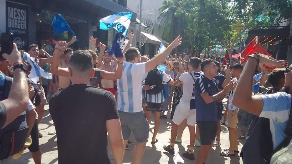 Video: Efervescencia albiceleste en la Quinta Avenida de Playa del Carmen tras triunfo de Argentina