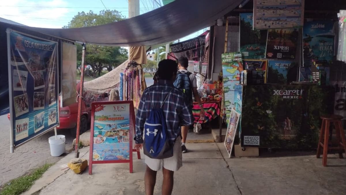 Invaden banquetas negocios establecidos en zona Centro de Cancún