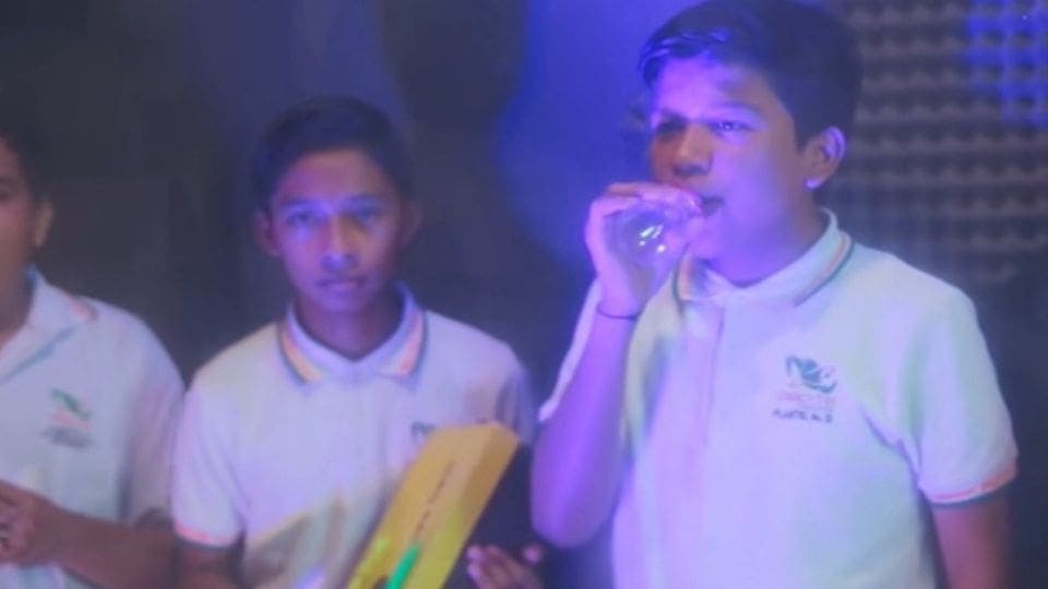 Viral: Estudiantes del CECyTE interpretan "17 años" con instrumentos reciclados