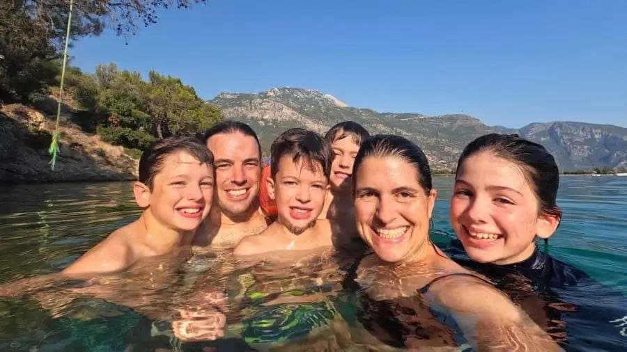 Una familia canadiense da la vuelta al mundo antes de que sus hijos pierdan la visión