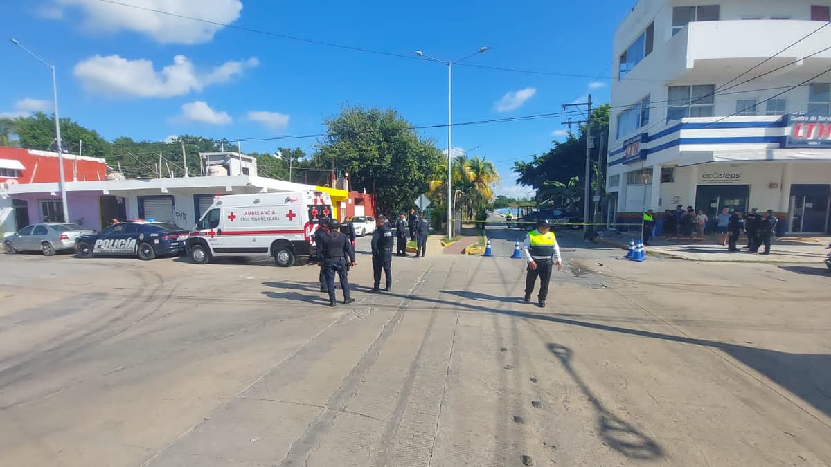 Deja dos policías lesionados aparatoso choque entre patrulla y camioneta, en Playa del Carmen