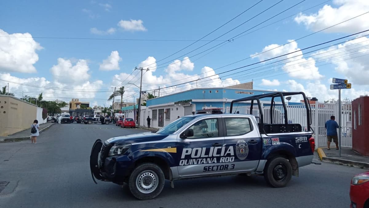 Ejecutan a hombre al interior de una tienda en el fraccionamiento Andalucía de Cancún