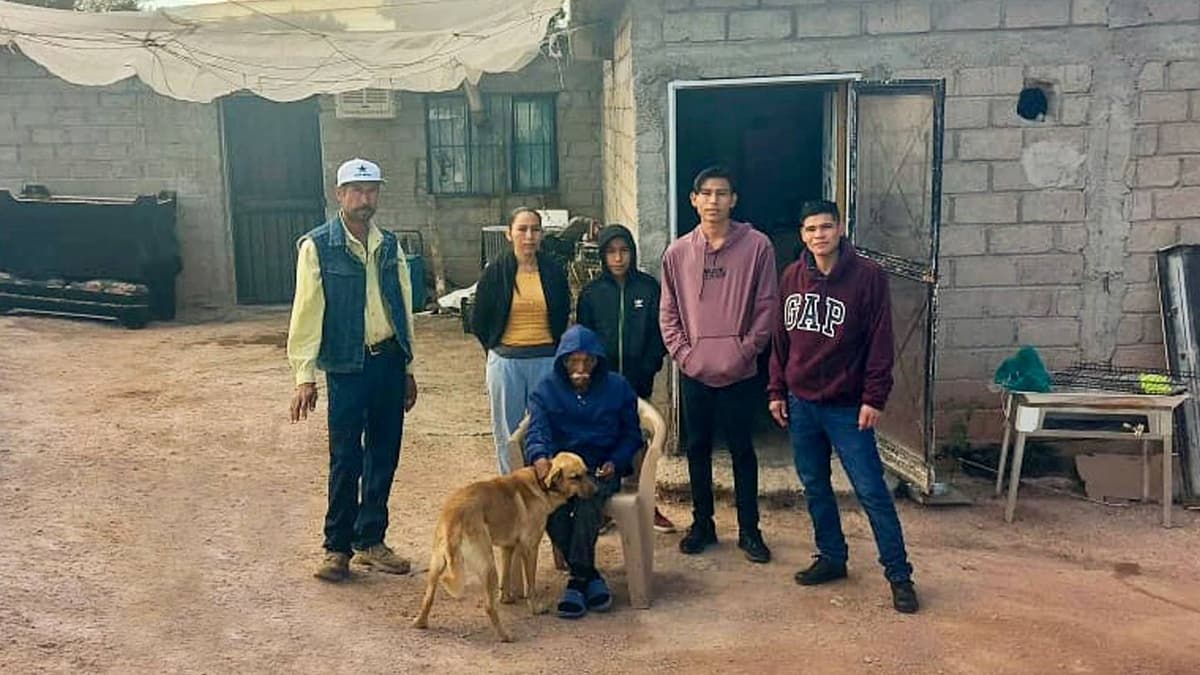 Perro ayuda a encontrar a adulto mayor extraviado en el monte en Sonora