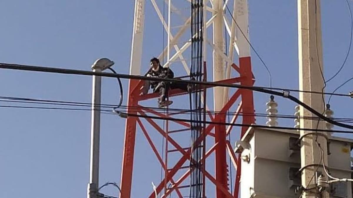Detienen a hombre que se subió a una antena para disparar, en la colonia 'El Pedregal' de Cancún