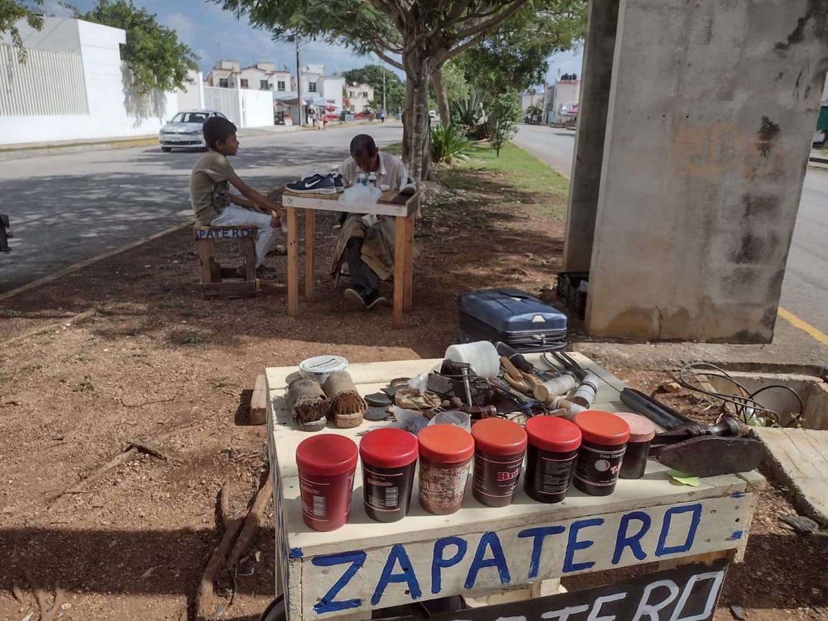 Cancunense sacó adelante a sus 10 hijos trabajando como remendón