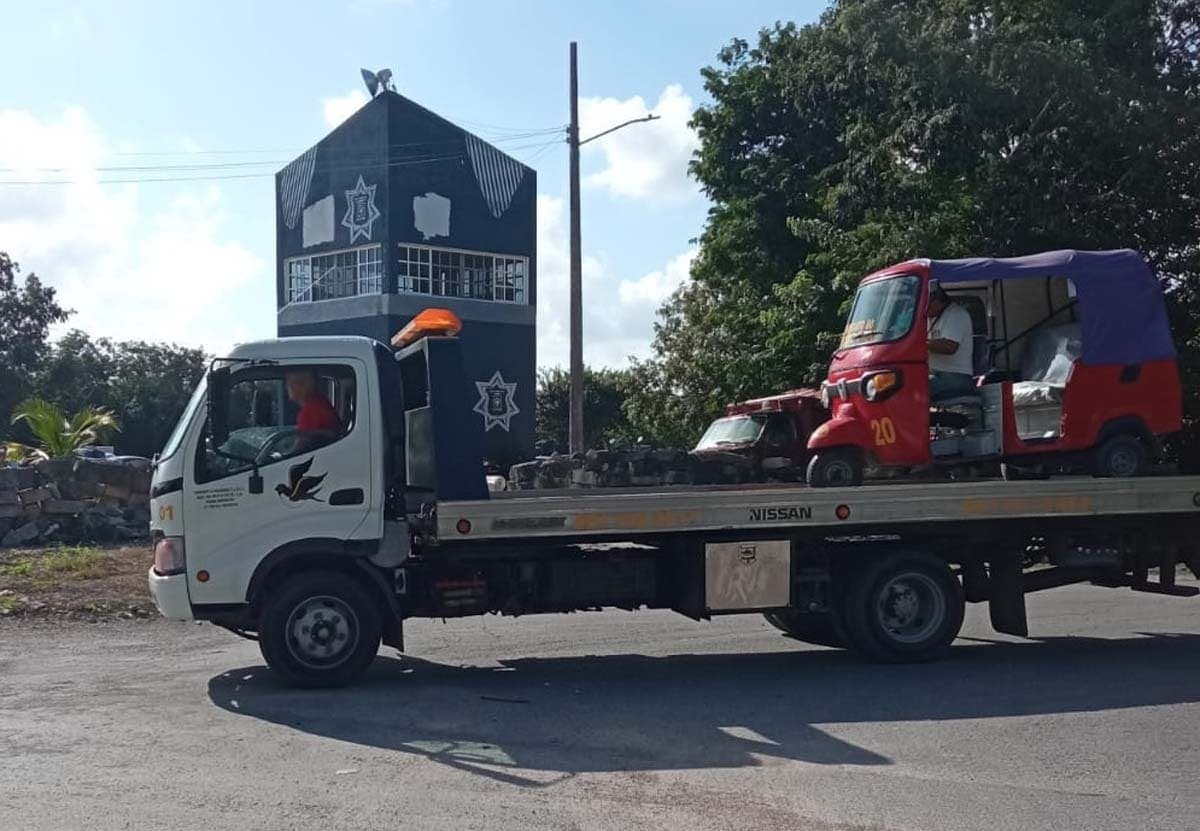 Aseguran mototaxi con todo y operador adentro en Cozumel