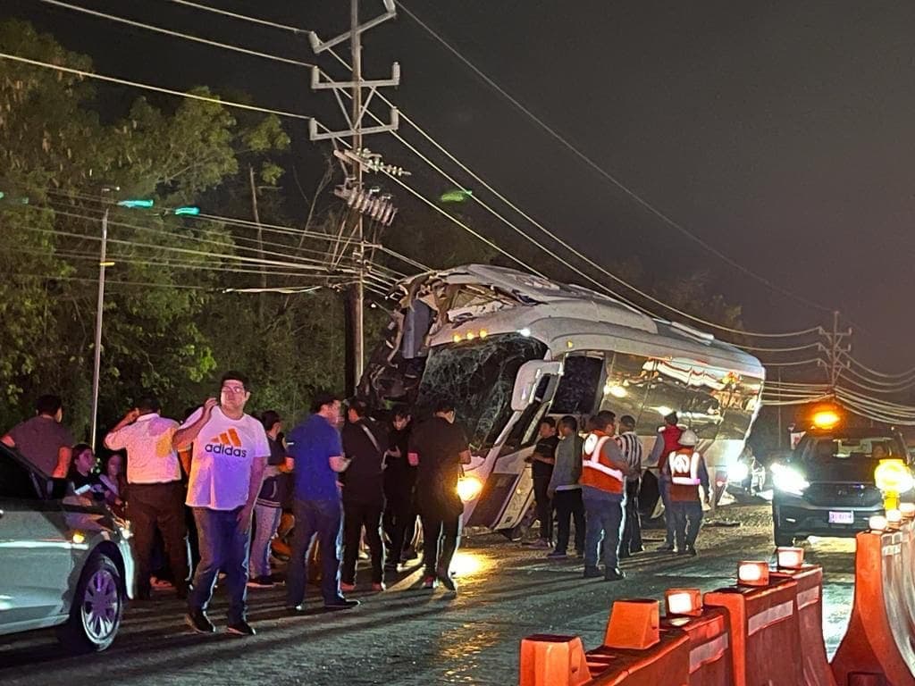Choca autobús Del Valle en Cancún; hay 23 lesionados