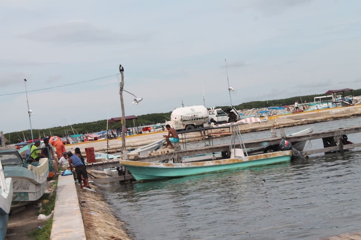 Cierran puerto y suspenden clases por fuertes lluvias en Holbox