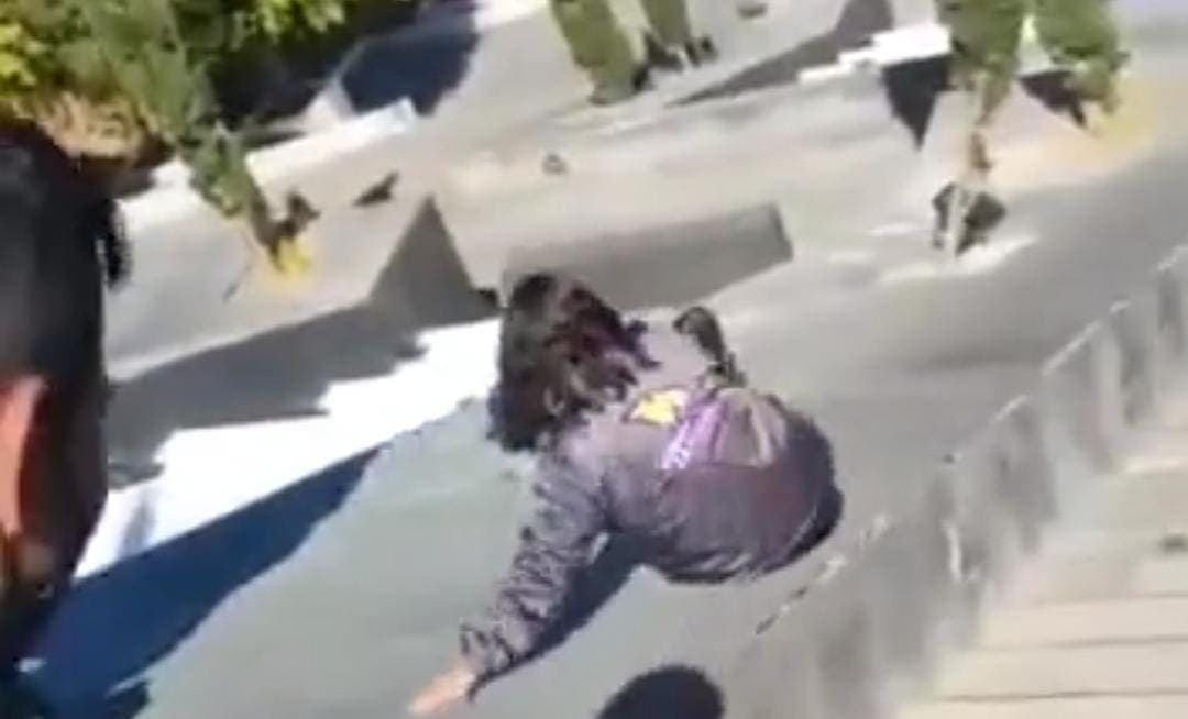 Video: Estudiante se desliza en escalinatas, acaba volando y se golpea