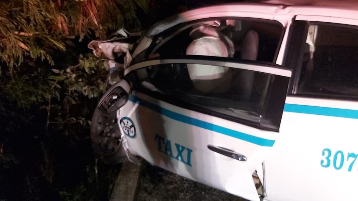 Muere mujer taxista al impactarse contra tráiler a la altura de Crococun