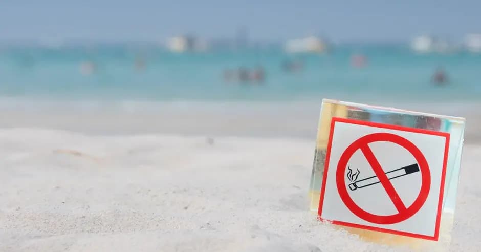 ¡La playa no es cenicero! A partir del lunes, prohibido fumar en las playas