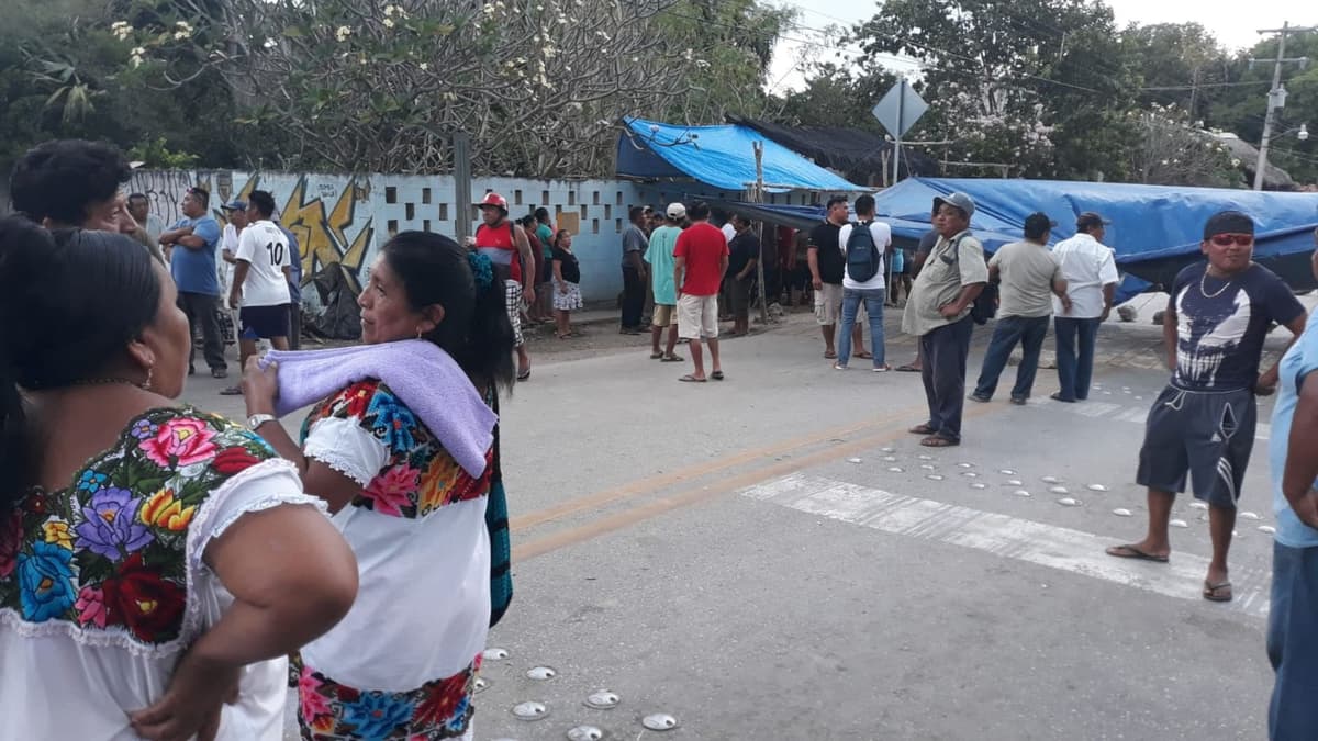 Ven artesanos lejana la liberación de la ruta Mérida-Cancún, por resistencia del INAH a entablar diálogo