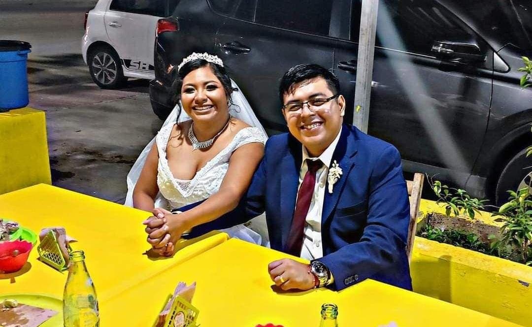 Esposos acuden a celebrar a una taquería de Chetumal luego de su boda