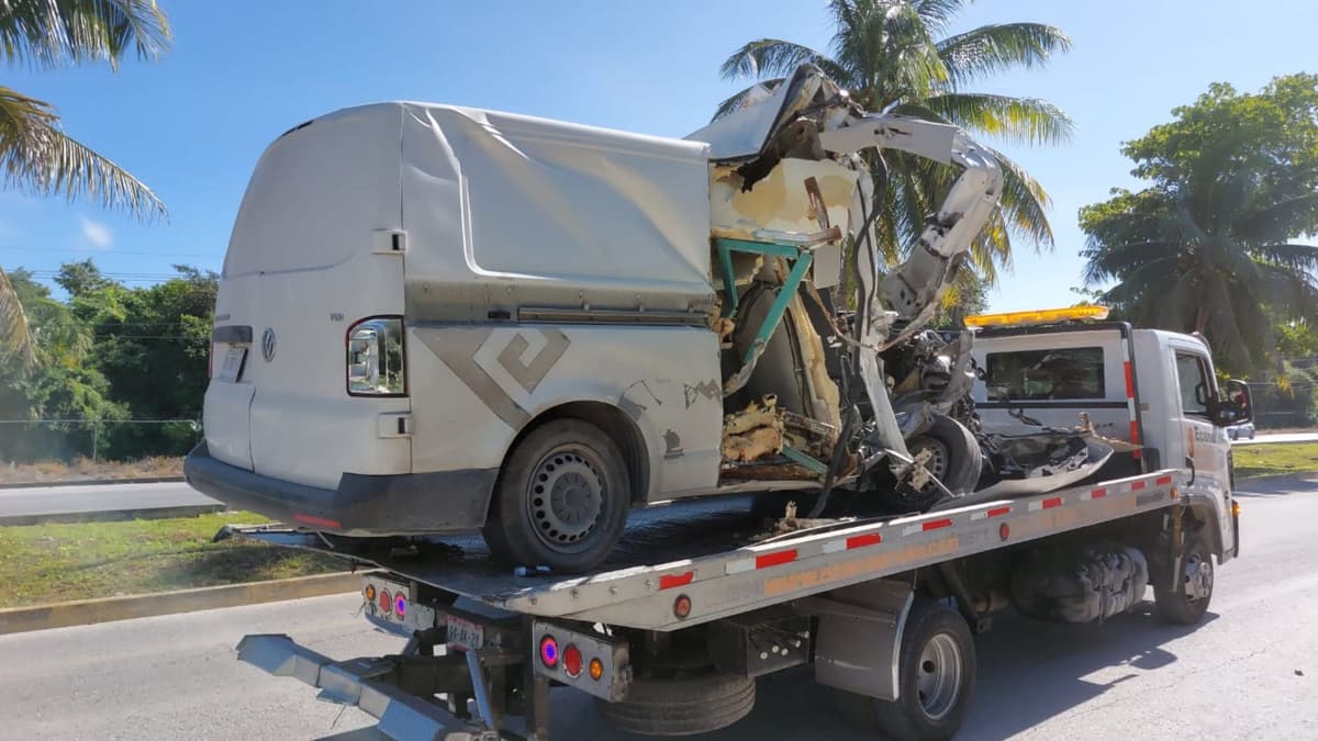 Se estrella conductor contra un camión en vía Cancún-Playa del Carmen; queda prensado