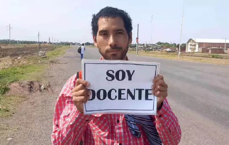 Maestro recorre 300 kilómetros diarios para cumplir y dar clases