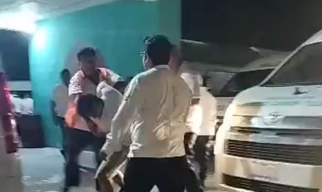 Buscarán evitar peleas como la de choferes de vanes foráneas y pasajeros en Playa del Carmen