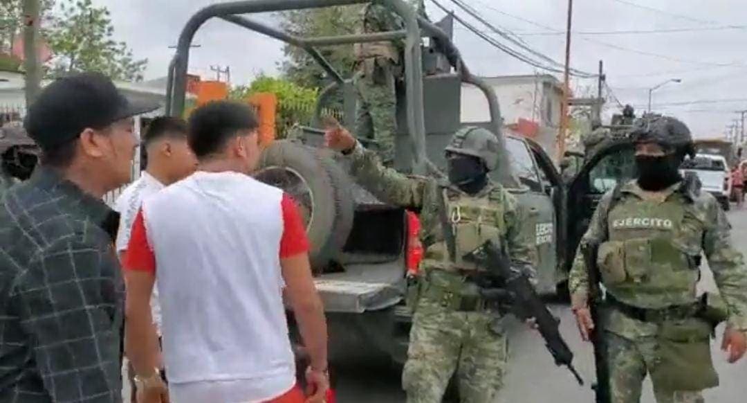 Video: Familiares encaran a militares luego de ataque a jóvenes en Nuevo Laredo