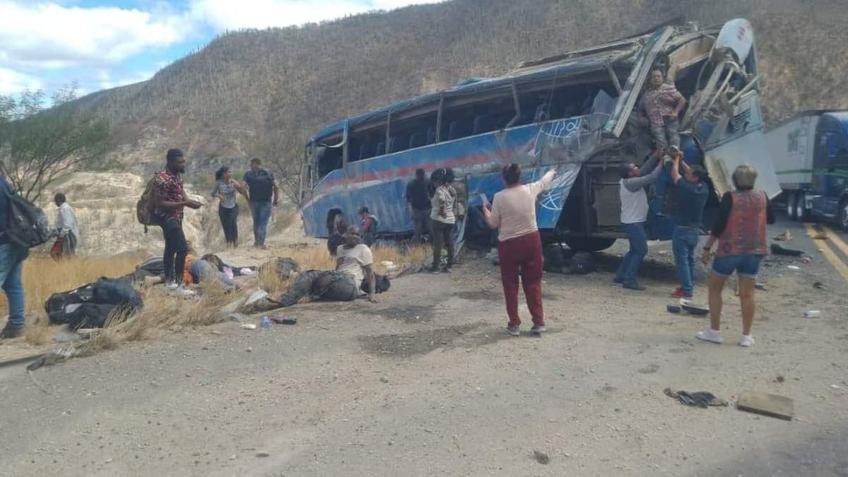 Volcadura de autobús deja al menos 10 muertos y más de 30 heridos en límites de Oaxaca con Puebla