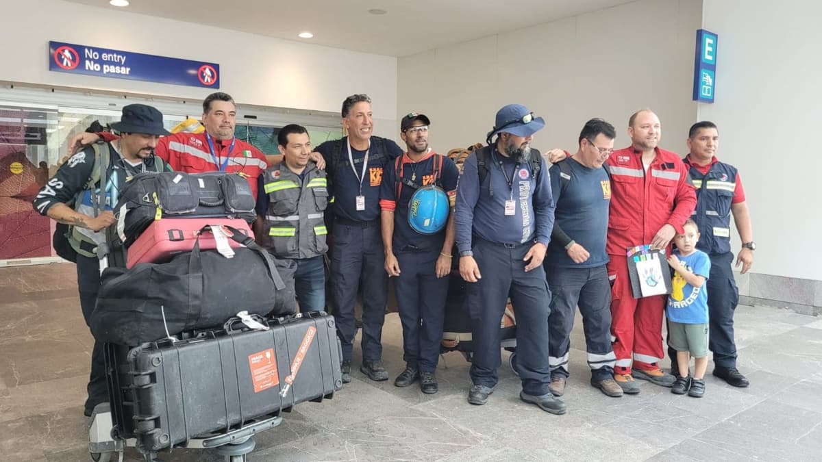 Regresan rescatistas a Cancún luego de haber ayudado en Turquía; salvaron dos vidas