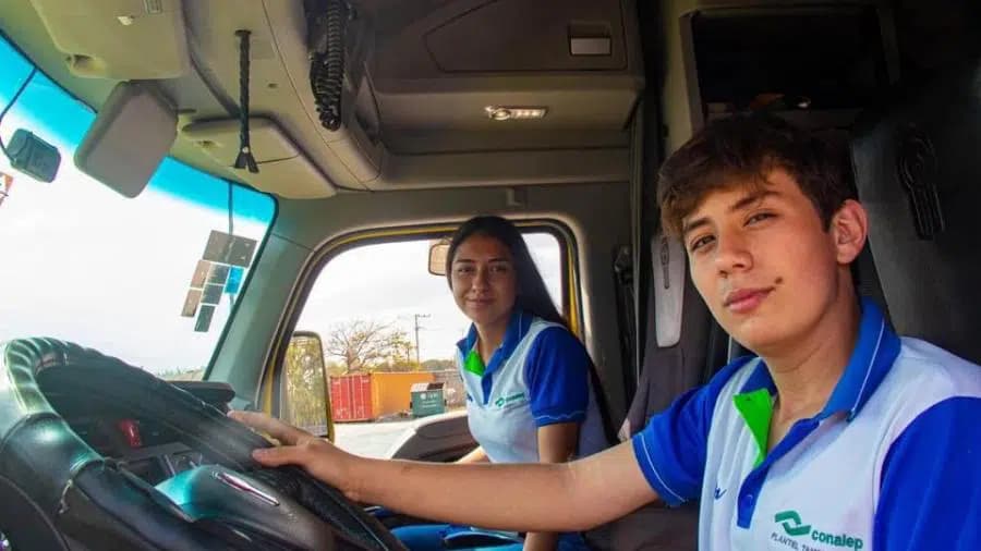 Conalep lanza carrera para ser trailero, ¿cuáles son los requisitos?