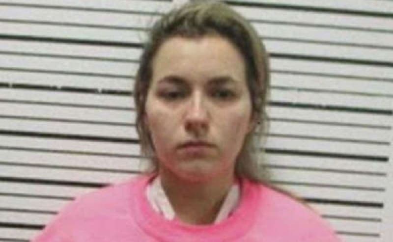 Cae maestra que llevaba a alumno al cementerio para 'abusar' de él