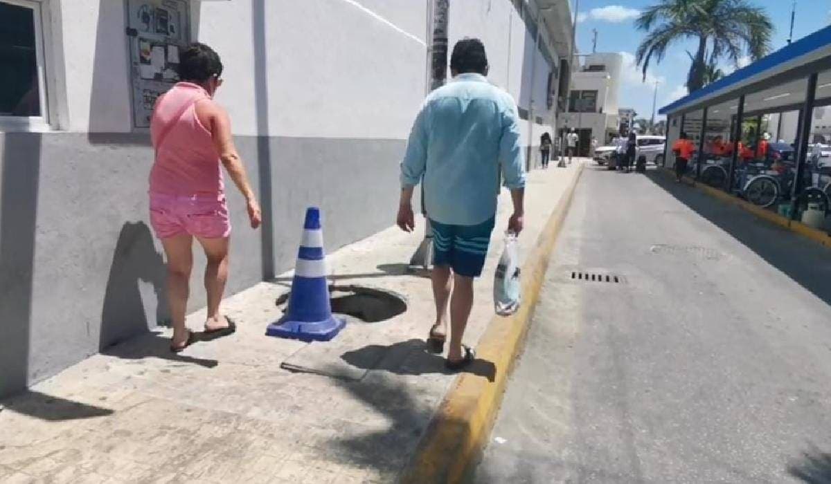 Denuncian tapa de registro de CFE en mal estado en zona turística de Playa del Carmen
