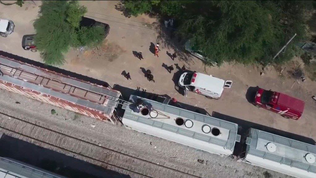 Hallan dos migrantes muertos y otros 10 encerrados en vagón de tren en Texas