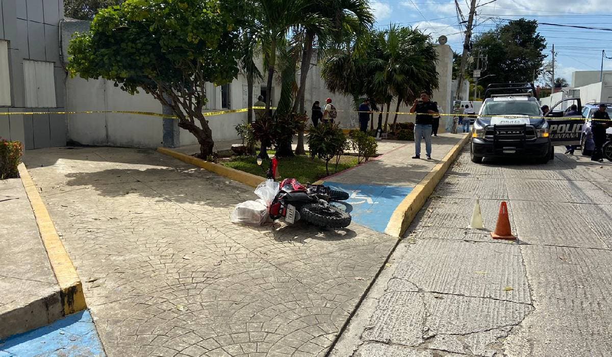Se salva hombre de ser baleado, tras violento asalto frente a la clínica del ISSSTE de Cancún