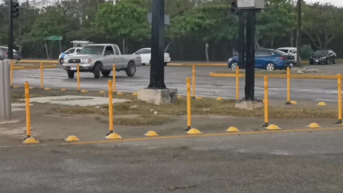 Balizas que se colocaron en varias partes de Playa del Carmen serán retiradas