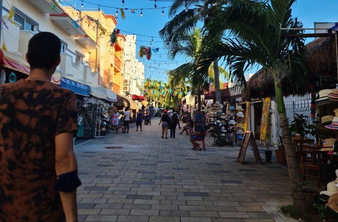 Pintarán adocreto de la Quinta Avenida de Playa del Carmen para darle una nueva imagen