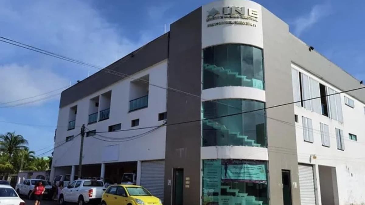 Trabajadores del INE planean ampararse contra plan B de AMLO