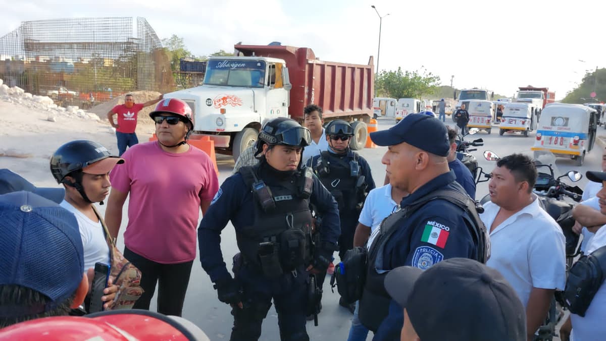 Bloquean tricitaxistas de Playa del Carmen obras del Tren Maya