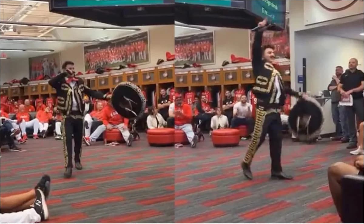 Pelotero mexicano se viste de mariachi y canta ‘El Rey’ en el vestidor de los Reds