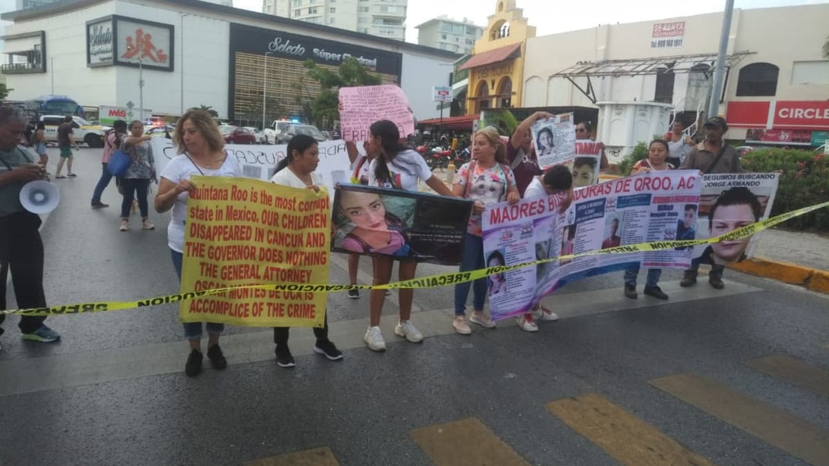 Madres Buscadoras Quintana Roo AC bloquean y marchan en Zona Hotelera de Cancún