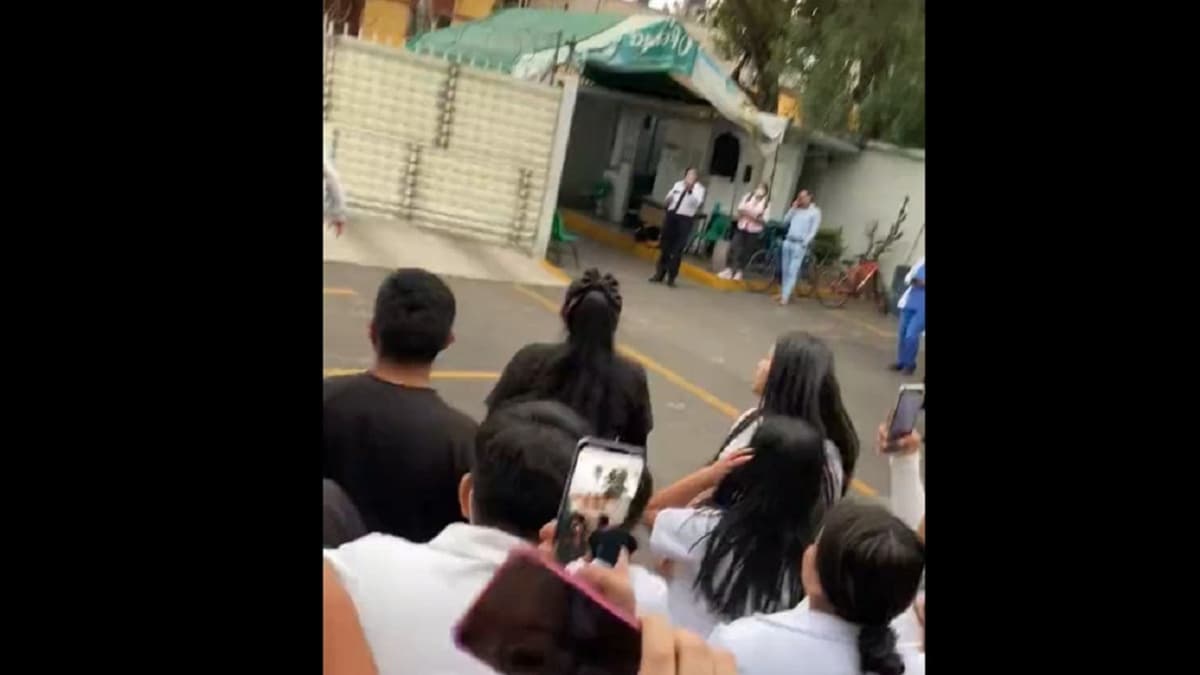 Jóvenes protestan y vandalizan Conalep Coyoacán; arrancan cobertura de reja exterior recién puesta