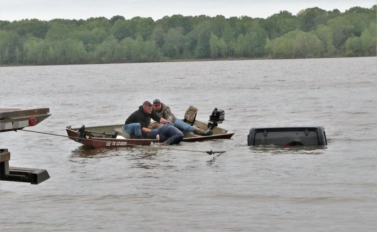 Pescador halla a mujer viva atrapada en un automóvil sumergido en lago en EU