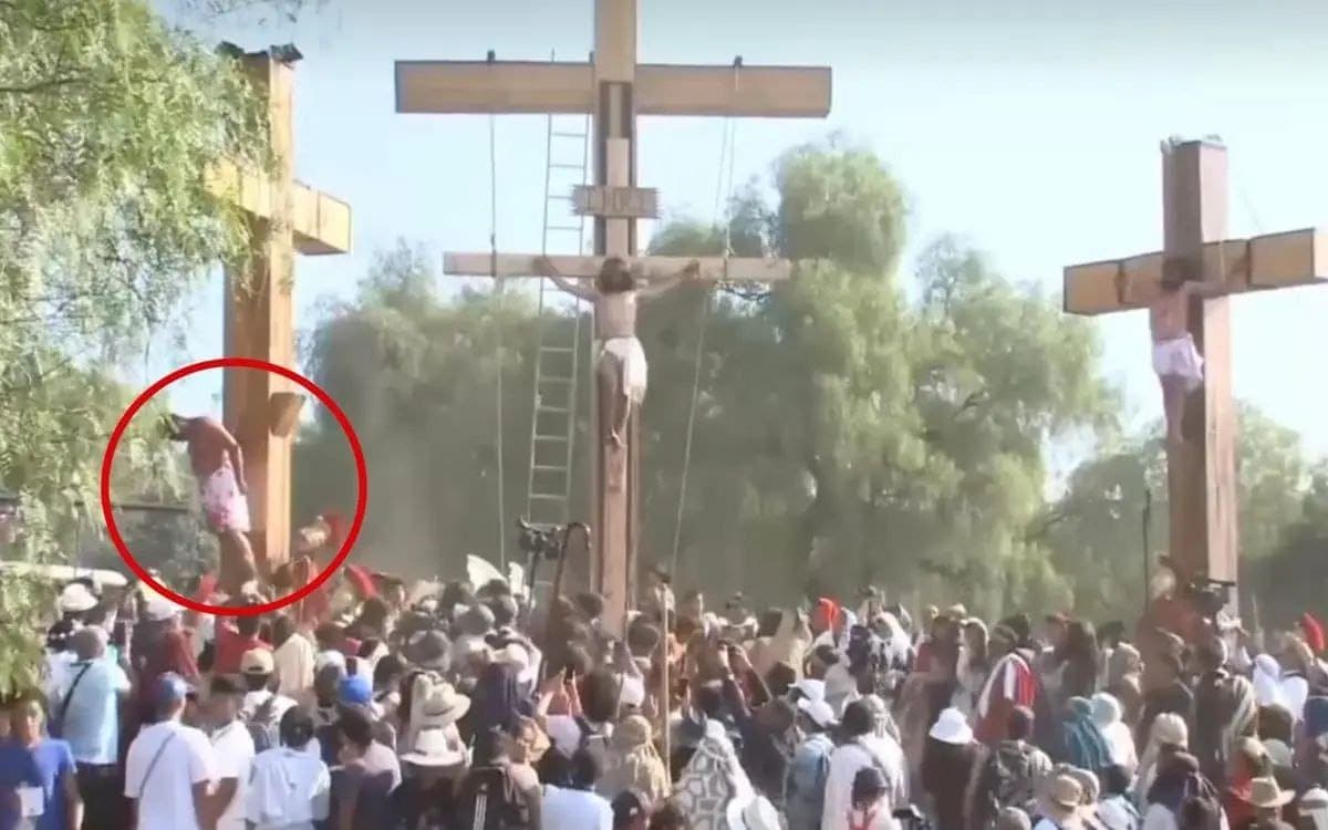 Se desmaya actor durante crucifixión en la Pasión de Cristo de Iztapalapa