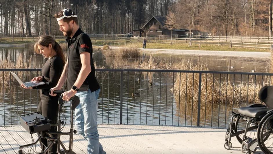Parapléjico vuelve a caminar gracias a tecnología para conectar cerebro con médula espinal