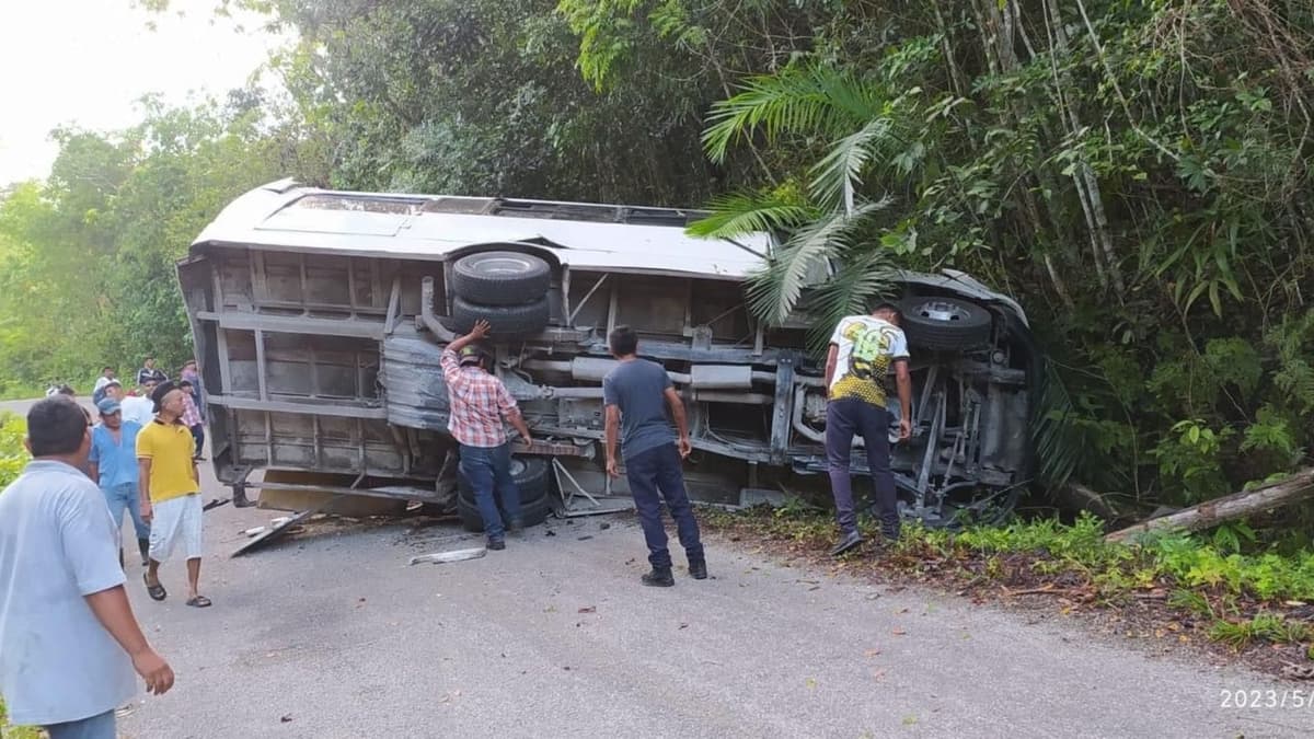 Deja al menos 13 estudiantes lesionados accidente carretero en Othón P. Blanco