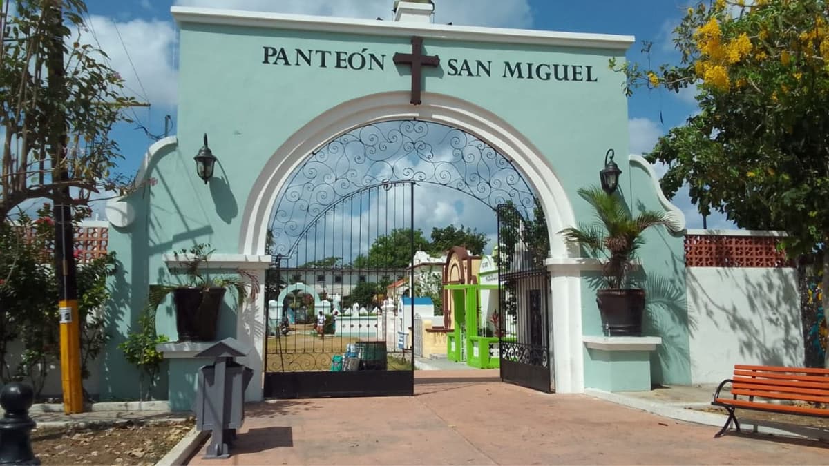 Cozumeleños visitan a sus madres en el panteón; denuncian falta de mantenimiento y vigilancia