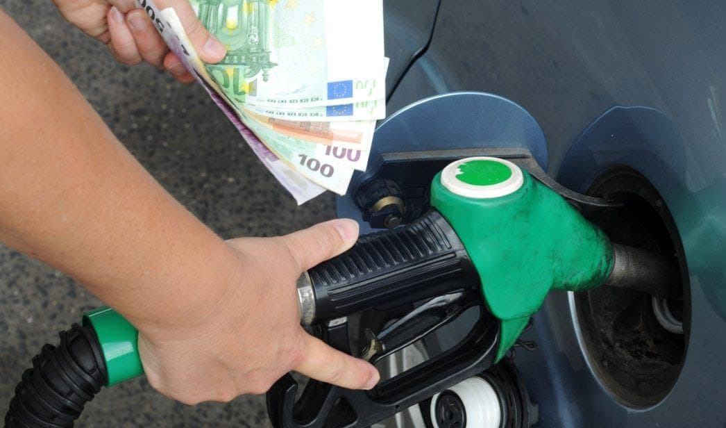Precio de la GASOLINA cierra junio en MÍNIMO de 16.49 pesos por litro en México