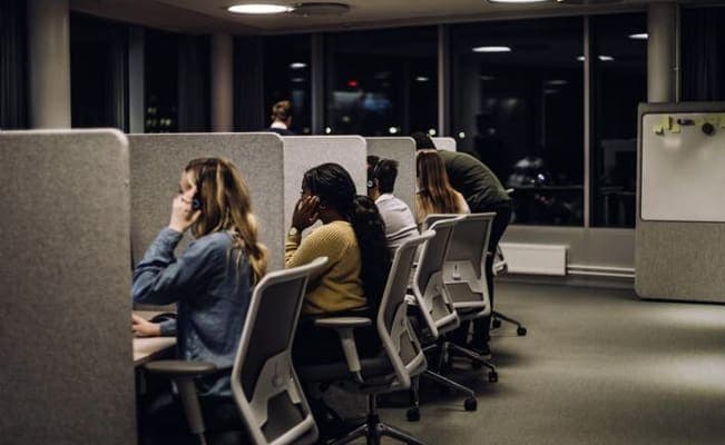 Call center obliga a sus empleados a trabajar junto al cadáver de una compañera