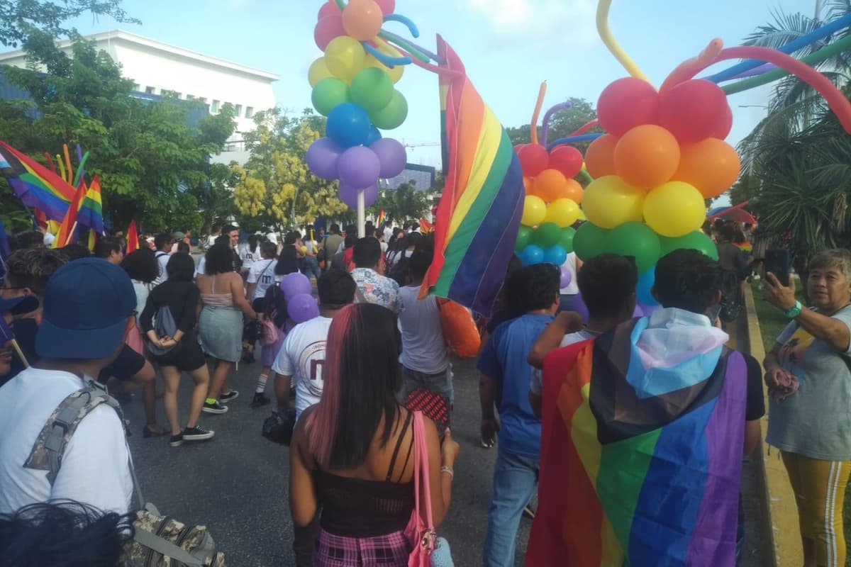 Cancún se pinta de colores con marcha LGBT