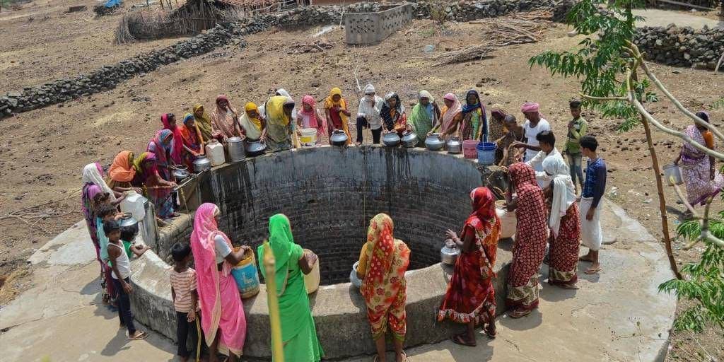 Niña de 2 años lleva atrapada más de 25 horas en un pozo en la India; no da señales de vida