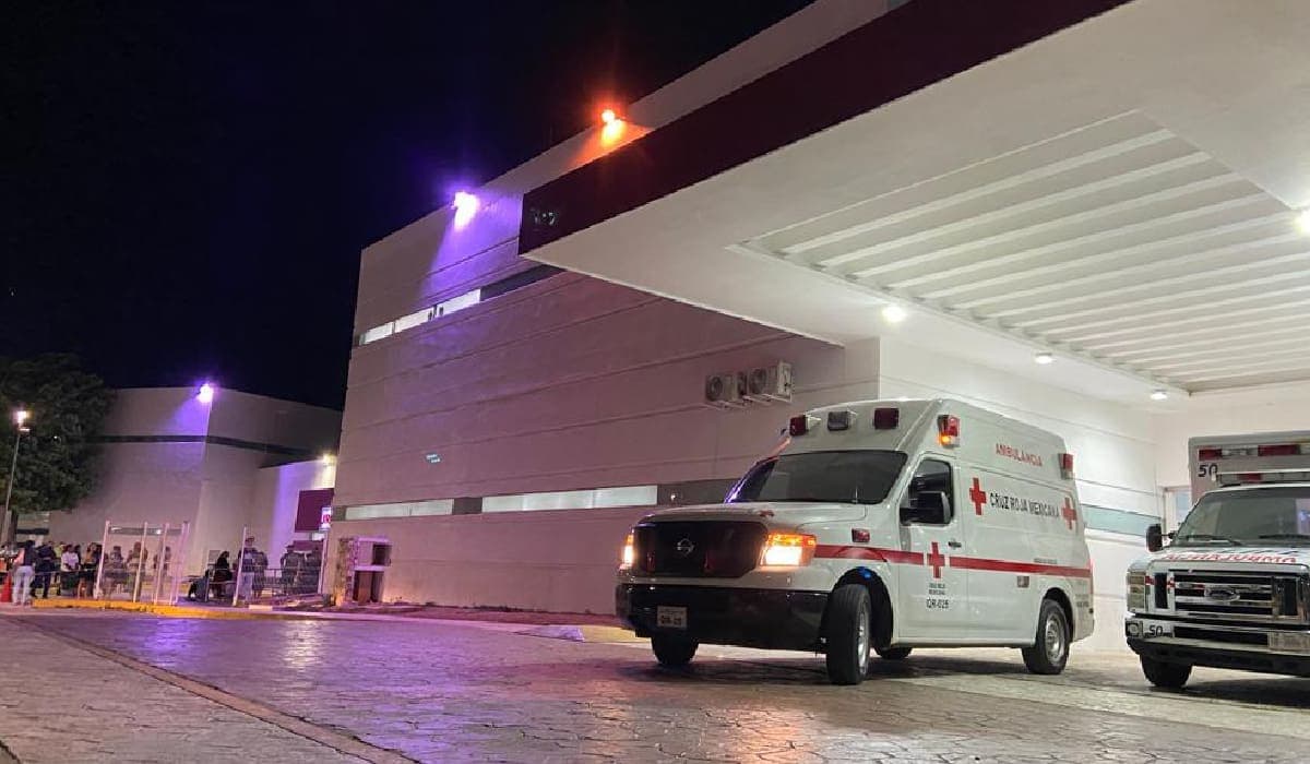 Balean policías a dos jóvenes en la Zona Continental de Isla Mujeres