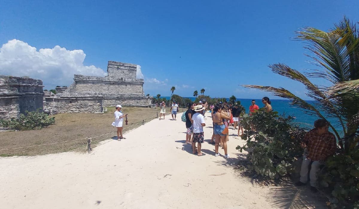 Delimitan playa pública en la Zona Arqueológica de Tulum