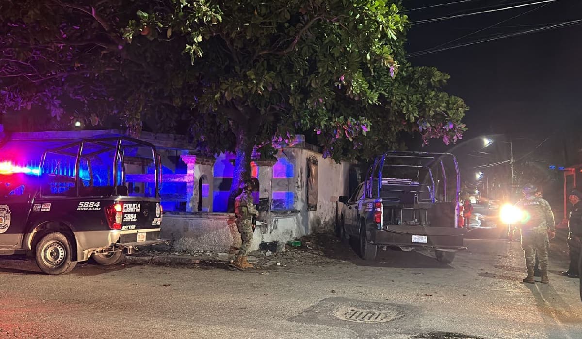 Balean a patrulla y choca otra durante persecución, en Cancún